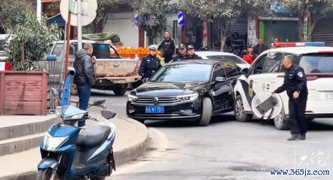 网上逃犯驾车冲撞警方后逃遁